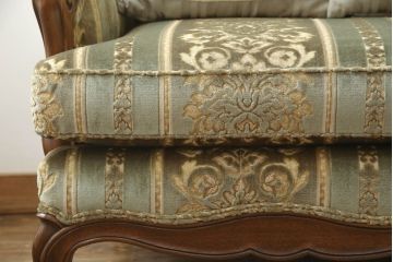 中古　美品　DREXEL HERITAGE(ドレクセルヘリテイジ)　 Upholstery(アップホルスタリー)　エレガントな空間を演出するクッション付き3人掛けソファ(三人掛け、3P)(R-057073)