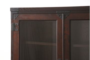 中古　欅産業　拭き漆塗り　立派な金具が目を引く仙台箪笥キャビネット(水屋箪笥、食器棚、戸棚、収納棚)(定価約55万円)(R-057079)