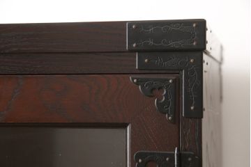 中古　欅産業　拭き漆塗り　立派な金具が目を引く仙台箪笥キャビネット(水屋箪笥、食器棚、戸棚、収納棚)(定価約55万円)(R-057079)
