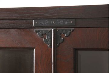 中古　欅産業　拭き漆塗り　立派な金具が目を引く仙台箪笥キャビネット(水屋箪笥、食器棚、戸棚、収納棚)(定価約55万円)(R-057079)
