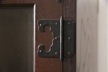 中古　欅産業　拭き漆塗り　立派な金具が目を引く仙台箪笥キャビネット(水屋箪笥、食器棚、戸棚、収納棚)(定価約55万円)(R-057079)