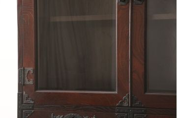 中古　欅産業　拭き漆塗り　立派な金具が目を引く仙台箪笥キャビネット(水屋箪笥、食器棚、戸棚、収納棚)(定価約55万円)(R-057079)