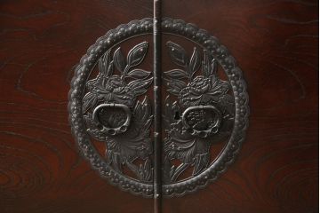 中古　欅産業　拭き漆塗り　立派な金具が目を引く仙台箪笥キャビネット(水屋箪笥、食器棚、戸棚、収納棚)(定価約55万円)(R-057079)