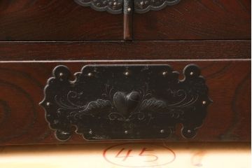 中古　欅産業　拭き漆塗り　立派な金具が目を引く仙台箪笥キャビネット(水屋箪笥、食器棚、戸棚、収納棚)(定価約55万円)(R-057079)