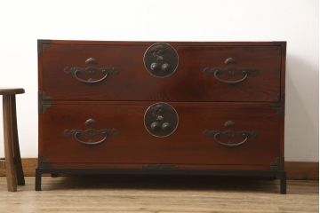 和製アンティーク　前欅材　鶴亀の金具がステキな鉄脚付き二本松箪笥ローボード(ローチェスト、テレビ台)(R-057080)