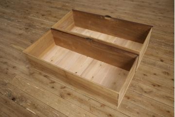 和製アンティーク　前欅材　鶴亀の金具がステキな鉄脚付き二本松箪笥ローボード(ローチェスト、テレビ台)(R-057080)
