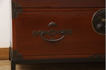 和製アンティーク　前欅材　鶴亀の金具がステキな鉄脚付き二本松箪笥ローボード(ローチェスト、テレビ台)(R-057080)