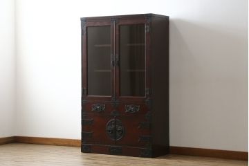 中古　欅産業　拭き漆塗り　立派な金具が目を引く仙台箪笥キャビネット(水屋箪笥、食器棚、戸棚、収納棚)(定価約55万円)(R-057082)