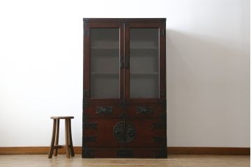 中古　欅産業　拭き漆塗り　立派な金具が目を引く仙台箪笥キャビネット(水屋箪笥、食器棚、戸棚、収納棚)(定価約55万円)(R-057082)