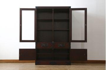中古　欅産業　拭き漆塗り　立派な金具が目を引く仙台箪笥キャビネット(水屋箪笥、食器棚、戸棚、収納棚)(定価約55万円)(R-057082)