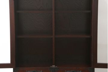 中古　欅産業　拭き漆塗り　立派な金具が目を引く仙台箪笥キャビネット(水屋箪笥、食器棚、戸棚、収納棚)(定価約55万円)(R-057082)