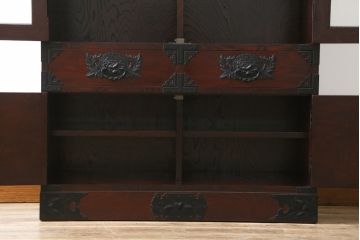 中古　欅産業　拭き漆塗り　立派な金具が目を引く仙台箪笥キャビネット(水屋箪笥、食器棚、戸棚、収納棚)(定価約55万円)(R-057082)