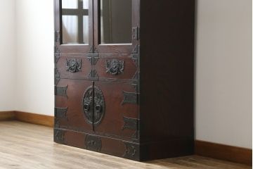 中古　欅産業　拭き漆塗り　立派な金具が目を引く仙台箪笥キャビネット(水屋箪笥、食器棚、戸棚、収納棚)(定価約55万円)(R-057082)