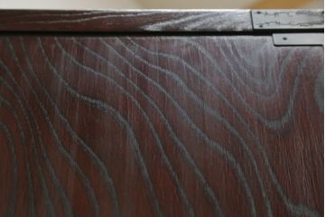 中古　欅産業　拭き漆塗り　立派な金具が目を引く仙台箪笥キャビネット(水屋箪笥、食器棚、戸棚、収納棚)(定価約55万円)(R-057082)