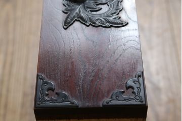 中古　欅産業　拭き漆塗り　立派な金具が目を引く仙台箪笥キャビネット(水屋箪笥、食器棚、戸棚、収納棚)(定価約55万円)(R-057082)