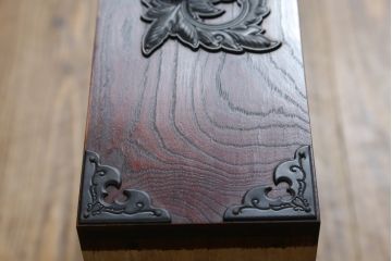 中古　欅産業　拭き漆塗り　立派な金具が目を引く仙台箪笥キャビネット(水屋箪笥、食器棚、戸棚、収納棚)(定価約55万円)(R-057082)
