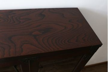 中古　欅産業　拭き漆塗り　立派な金具が目を引く仙台箪笥キャビネット(水屋箪笥、食器棚、戸棚、収納棚)(定価約55万円)(R-057082)