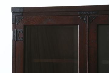 中古　欅産業　拭き漆塗り　立派な金具が目を引く仙台箪笥キャビネット(水屋箪笥、食器棚、戸棚、収納棚)(定価約55万円)(R-057082)