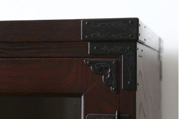 中古　欅産業　拭き漆塗り　立派な金具が目を引く仙台箪笥キャビネット(水屋箪笥、食器棚、戸棚、収納棚)(定価約55万円)(R-057082)