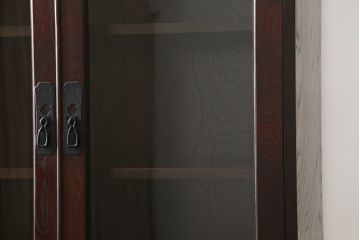 中古　欅産業　拭き漆塗り　立派な金具が目を引く仙台箪笥キャビネット(水屋箪笥、食器棚、戸棚、収納棚)(定価約55万円)(R-057082)