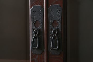 中古　欅産業　拭き漆塗り　立派な金具が目を引く仙台箪笥キャビネット(水屋箪笥、食器棚、戸棚、収納棚)(定価約55万円)(R-057082)