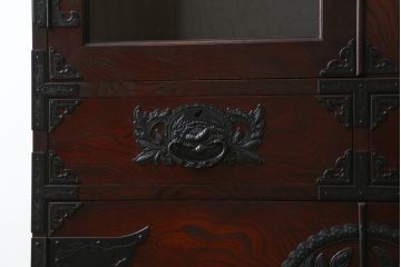 中古　欅産業　拭き漆塗り　立派な金具が目を引く仙台箪笥キャビネット(水屋箪笥、食器棚、戸棚、収納棚)(定価約55万円)(R-057082)