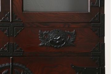 中古　欅産業　拭き漆塗り　立派な金具が目を引く仙台箪笥キャビネット(水屋箪笥、食器棚、戸棚、収納棚)(定価約55万円)(R-057082)