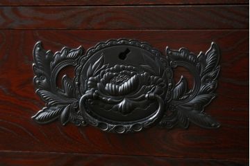 中古　欅産業　拭き漆塗り　立派な金具が目を引く仙台箪笥キャビネット(水屋箪笥、食器棚、戸棚、収納棚)(定価約55万円)(R-057082)