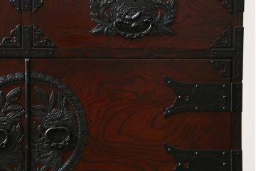 中古　欅産業　拭き漆塗り　立派な金具が目を引く仙台箪笥キャビネット(水屋箪笥、食器棚、戸棚、収納棚)(定価約55万円)(R-057082)