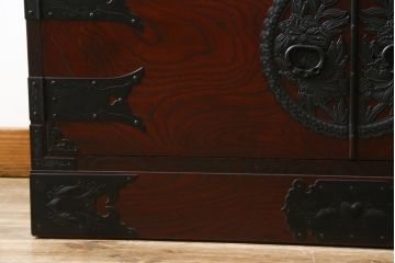 中古　欅産業　拭き漆塗り　立派な金具が目を引く仙台箪笥キャビネット(水屋箪笥、食器棚、戸棚、収納棚)(定価約55万円)(R-057082)