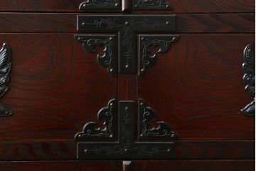 中古　欅産業　拭き漆塗り　立派な金具が目を引く仙台箪笥キャビネット(水屋箪笥、食器棚、戸棚、収納棚)(定価約55万円)(R-057082)