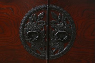 中古　欅産業　拭き漆塗り　立派な金具が目を引く仙台箪笥キャビネット(水屋箪笥、食器棚、戸棚、収納棚)(定価約55万円)(R-057082)