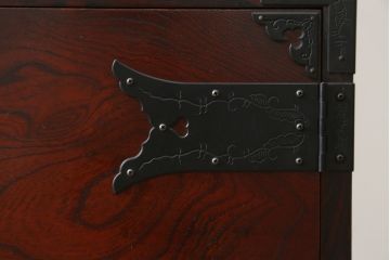 中古　欅産業　拭き漆塗り　立派な金具が目を引く仙台箪笥キャビネット(水屋箪笥、食器棚、戸棚、収納棚)(定価約55万円)(R-057082)