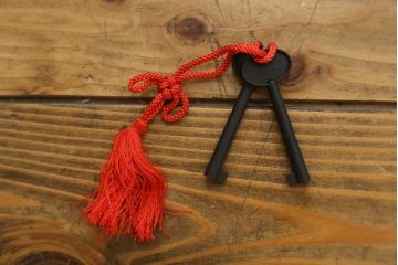 中古　欅産業　拭き漆塗り　立派な金具が目を引く仙台箪笥キャビネット(水屋箪笥、食器棚、戸棚、収納棚)(定価約55万円)(R-057082)