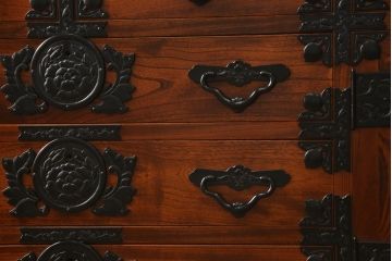 中古 美品 最高級の上手物!貫禄ただよう本漆塗りの仙台箪笥(衣装箪笥、引き出し、チェスト)(定価約120万円)(R-057084)
