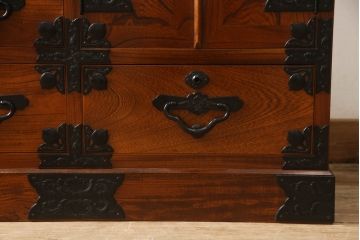 中古 美品 最高級の上手物!貫禄ただよう本漆塗りの仙台箪笥(衣装箪笥、引き出し、チェスト)(定価約120万円)(R-057084)