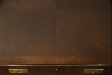 中古　カリモク　domani(ドマーニ)　Morganton(モーガントン)　ゴールドの金具がアクセントの両袖机(ニーホールデスク、プレジデントデスク)(R-057086)