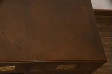 中古　カリモク　domani(ドマーニ)　Morganton(モーガントン)　ゴールドの金具がアクセントの両袖机(ニーホールデスク、プレジデントデスク)(R-057086)