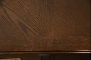 中古　カリモク　domani(ドマーニ)　Morganton(モーガントン)　ゴールドの金具がアクセントの両袖机(ニーホールデスク、プレジデントデスク)(R-057086)