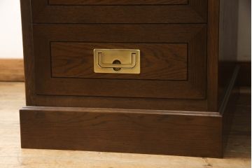 中古　カリモク　domani(ドマーニ)　Morganton(モーガントン)　ゴールドの金具がアクセントの両袖机(ニーホールデスク、プレジデントデスク)(R-057086)