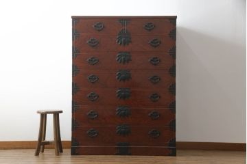 中古　国産　高級工芸家具　松竹梅金具付き!美しい漆塗りの岩谷堂箪笥(チェスト、引き出し、衣装箪笥)(R-057089)