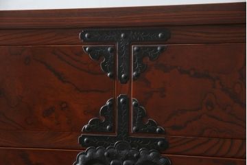 中古　国産　高級工芸家具　松竹梅金具付き!美しい漆塗りの岩谷堂箪笥(チェスト、引き出し、衣装箪笥)(R-057089)