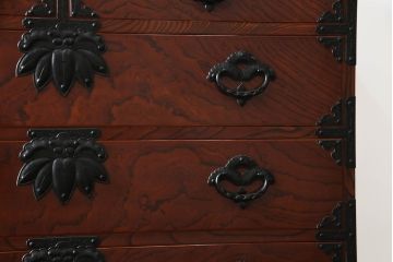 中古　国産　高級工芸家具　松竹梅金具付き!美しい漆塗りの岩谷堂箪笥(チェスト、引き出し、衣装箪笥)(R-057089)