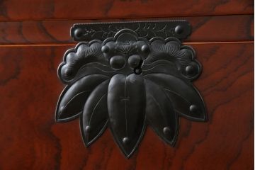 中古　国産　高級工芸家具　松竹梅金具付き!美しい漆塗りの岩谷堂箪笥(チェスト、引き出し、衣装箪笥)(R-057089)