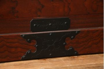 中古　国産　高級工芸家具　松竹梅金具付き!美しい漆塗りの岩谷堂箪笥(チェスト、引き出し、衣装箪笥)(R-057089)