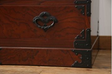中古　国産　高級工芸家具　松竹梅金具付き!美しい漆塗りの岩谷堂箪笥(チェスト、引き出し、衣装箪笥)(R-057089)