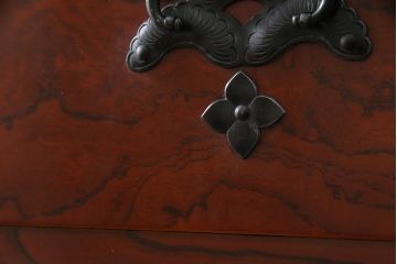 中古　国産　高級工芸家具　松竹梅金具付き!美しい漆塗りの岩谷堂箪笥(チェスト、引き出し、衣装箪笥)(R-057089)