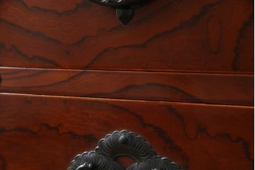 中古　国産　高級工芸家具　松竹梅金具付き!美しい漆塗りの岩谷堂箪笥(チェスト、引き出し、衣装箪笥)(R-057089)