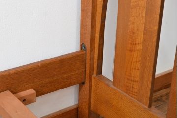 中古　美品　高級品　Stickley(スティックレー、スティックレイ)　キングサイズ!上品な象嵌入りのナラ材製ベッドフレーム(木製ベッド)(R-057100)
