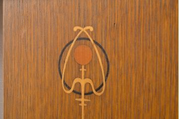 中古　美品　高級品　Stickley(スティックレー、スティックレイ)　キングサイズ!上品な象嵌入りのナラ材製ベッドフレーム(木製ベッド)(R-057100)